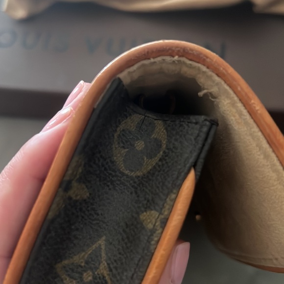 FLASH SALE! Louis Vuitton Crossbody - Picture 6 of 12
